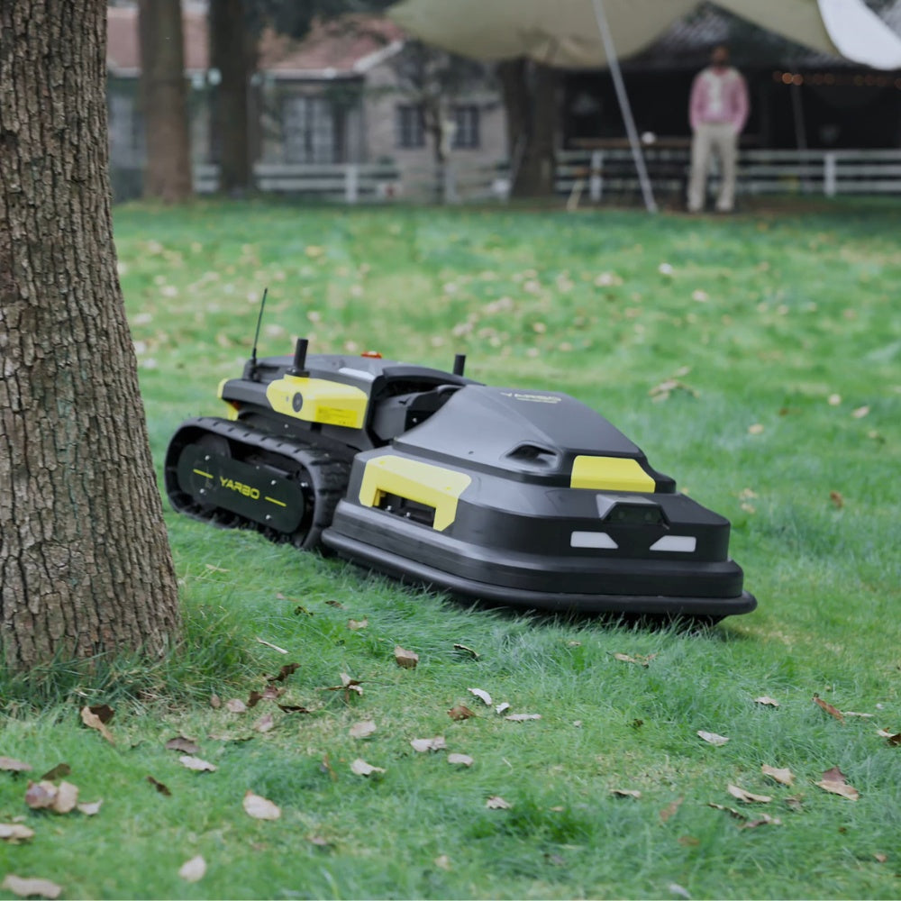 Robotgressklipper i drift på fellesareal